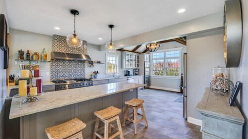 Uusi listaus: Nauti lasillisesta viiniä ja valoisasta, tyylikkäästä kodista, joka sijaitsee viinitarhassa