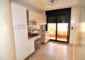 Kühlschrank, Ofen, Herdplatte, Kochgeschirr/Geschirr/Besteck