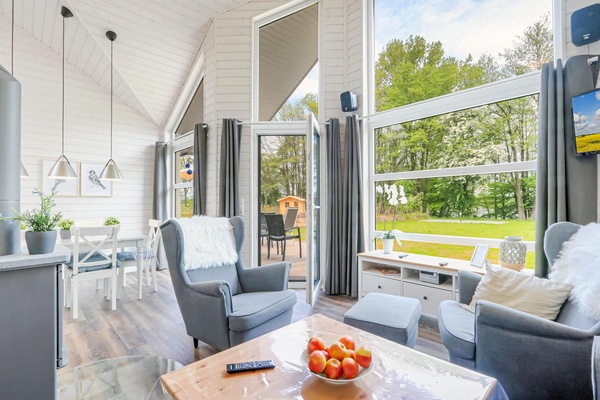 Una televisión, una chimenea