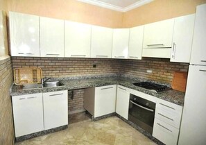 Kjøleskap, ovn, kokeplater og kjøkkenutstyr