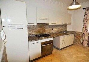 Kühlschrank, Ofen, Herdplatte, Kochgeschirr/Geschirr/Besteck