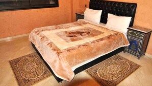 Ein Schlafzimmer mit einem Bett, zwei Nachttischen und einem Fenster.
