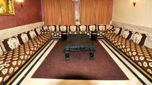 A conference room with a long table and patterned sofas. - Residence Babylone Marrakech 3388 (Marrakech)