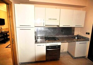 Kühlschrank, Ofen, Herdplatte, Kochgeschirr/Geschirr/Besteck