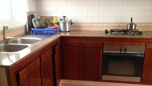 冰箱、烤箱、炉灶、厨具/餐具