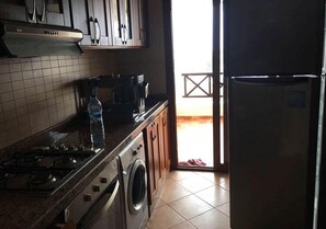 Frigorífico, horno, placa de cocina y utensilios de cocina