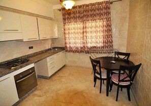 Kühlschrank, Ofen, Herdplatte, Kochgeschirr/Geschirr/Besteck