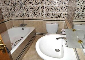 A bathroom with a bathtub, toilet, and sink. - ����������������������������������������������������������������������������������������������������������������������������������������������������������������������������������������� (Marrakech)
