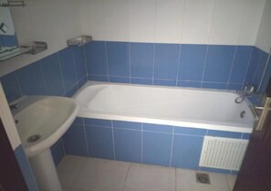 Badewanne, Bidet, Handtücher