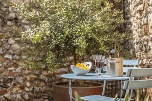 Outdoor dining - The Old Dairy, Great Bircham, Norfolk (Bircham)