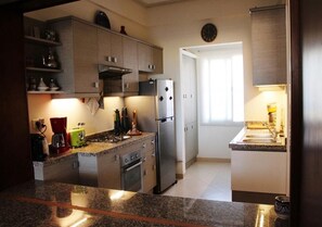 Réfrigérateur, four, plaque de cuisson, cafetière/bouilloire