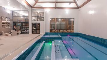 Inomhuspool och solstolar