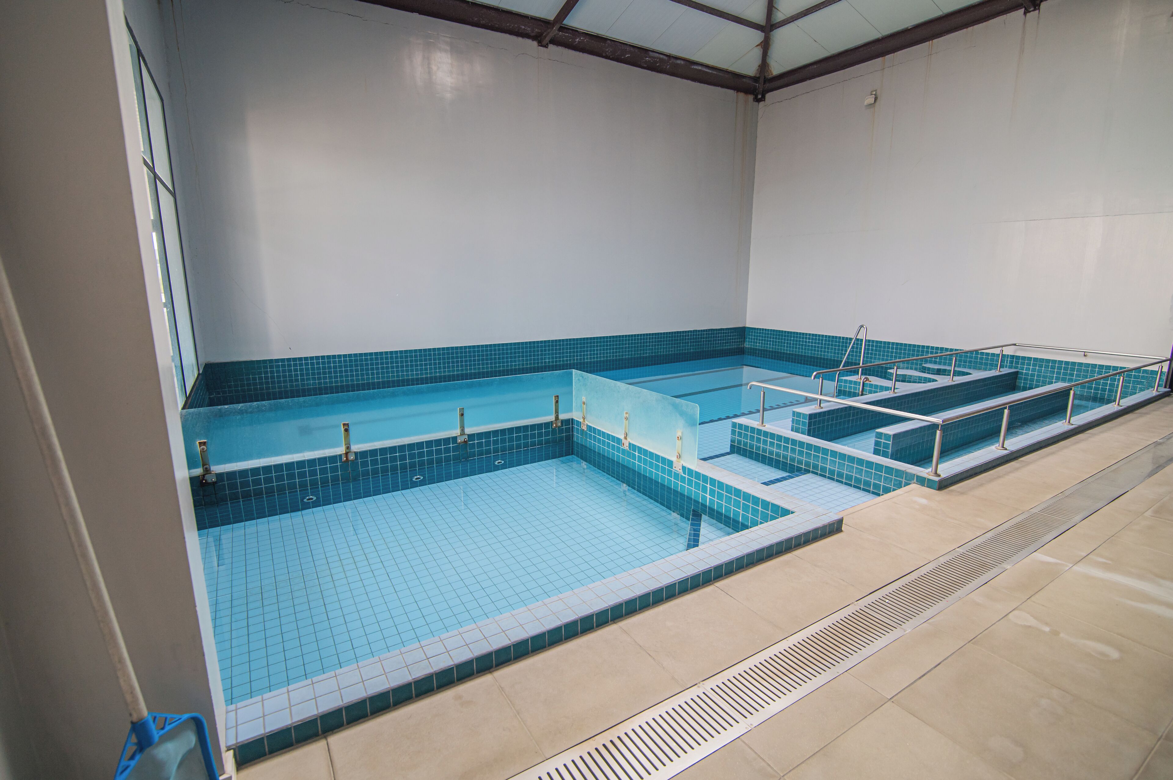 indoor pool, pool loungers