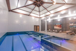 Indoor pool, sun loungers