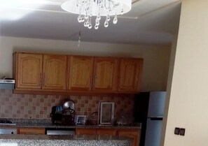 Frigorifero, forno, piano cottura, pentole/stoviglie/utensili