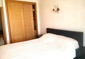 2 bedrooms, bed sheets