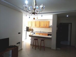 Kühlschrank, Ofen, Herdplatte, Kochgeschirr/Geschirr/Besteck