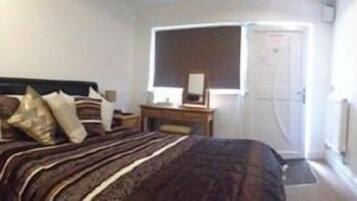 Meja kerja, setrika/meja setrika, dan Wi-Fi gratis