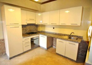 Réfrigérateur, four, plaque de cuisson