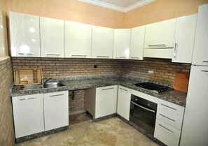 Kühlschrank, Ofen, Herdplatte, Kochgeschirr/Geschirr/Besteck