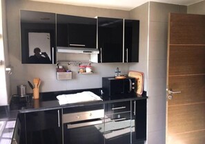 Kühlschrank, Mikrowelle, Ofen, Herdplatte