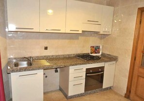 Kühlschrank, Ofen, Herdplatte, Kochgeschirr/Geschirr/Besteck