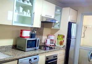 Kühlschrank, Mikrowelle, Ofen, Herdplatte