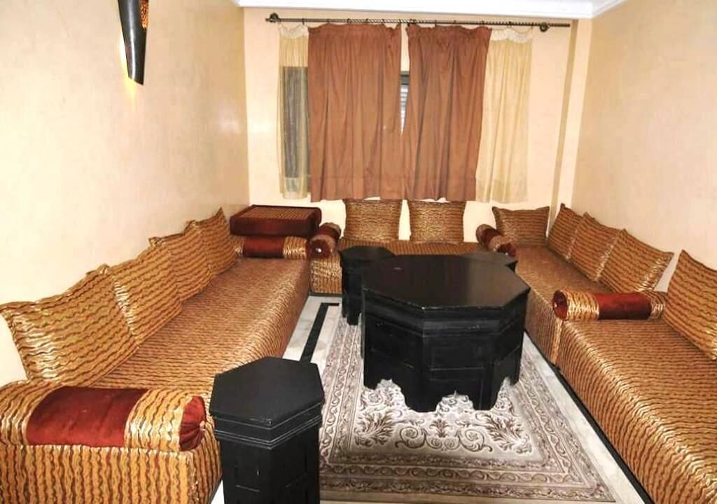 Un salon comprenant un canapé, une table basse et un tapis.