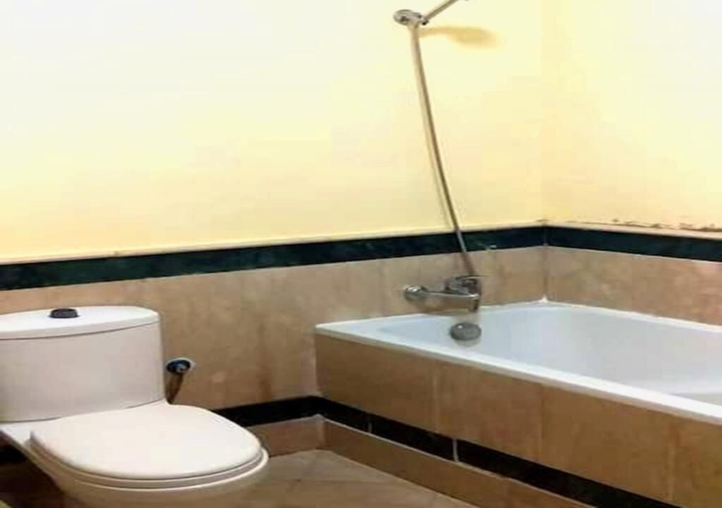 Um banheiro com vaso sanitário e banheira.