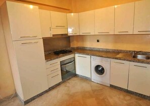 Kühlschrank, Ofen, Herdplatte, Kochgeschirr/Geschirr/Besteck