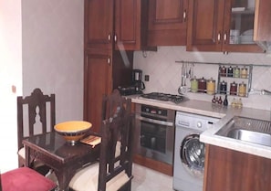 Réfrigérateur, four, plaque de cuisson