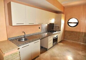 Réfrigérateur, four, plaque de cuisson