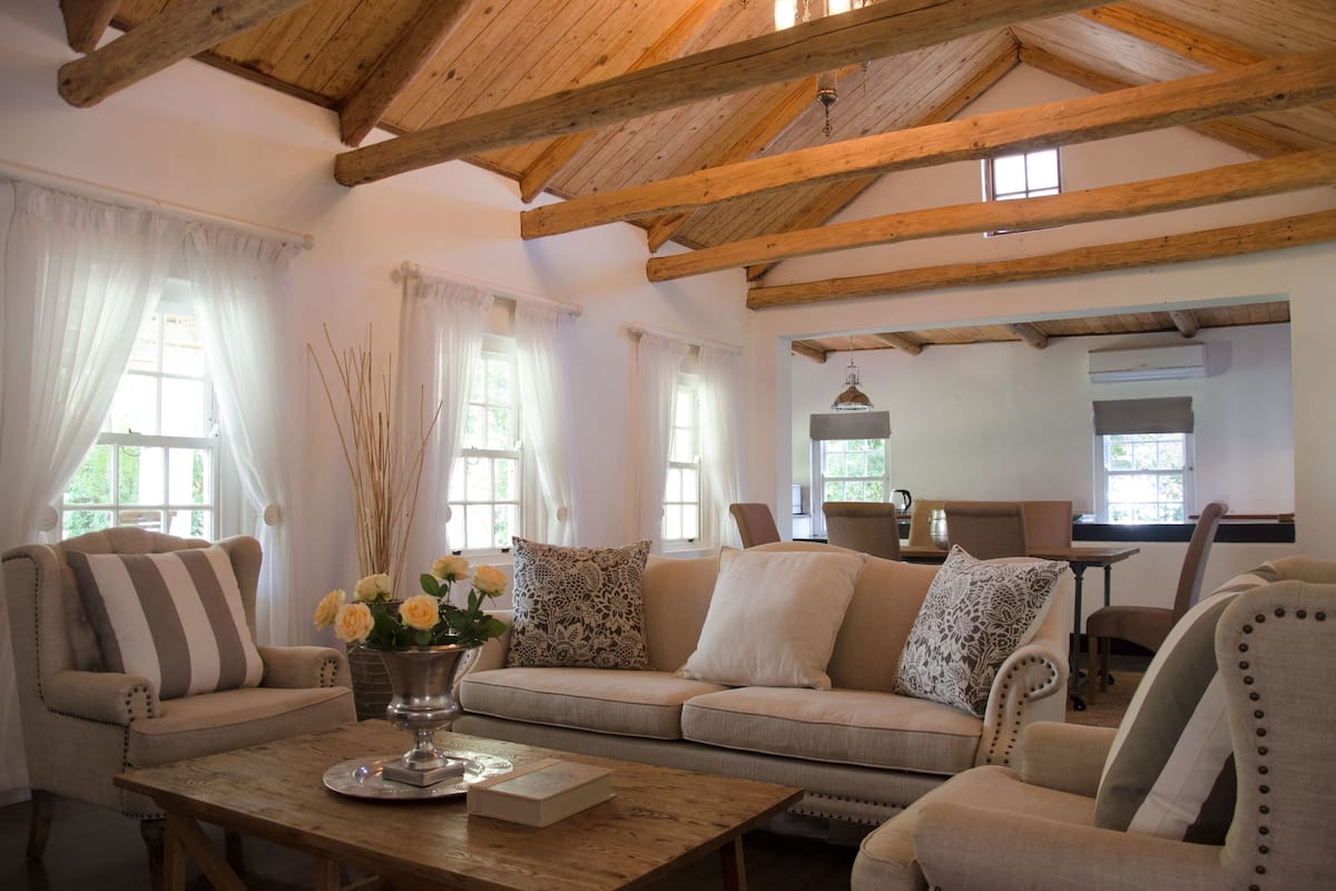 Familie cottage, uitzicht op tuin | Woonkamer | Een televisie, Netflix en een mp3-dock