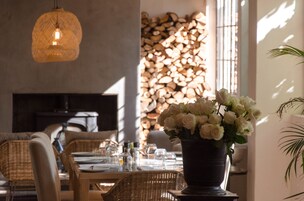 供应早餐和午餐