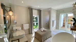 Phòng Suite Deluxe, quang cảnh vườn | Phòng tắm | Bồn tắm và buồng tắm vòi sen riêng, bồn tắm ngâm