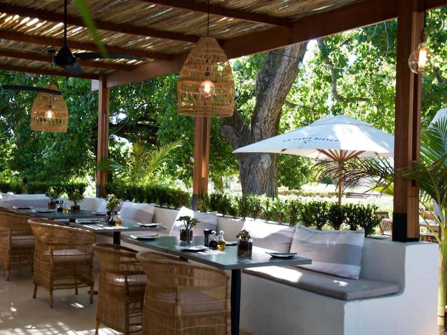 Frukost och lunch serveras