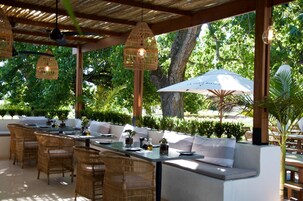 供应早餐和午餐