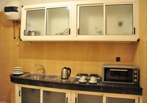 Fridge, oven, stovetop, cookware/dishes/utensils