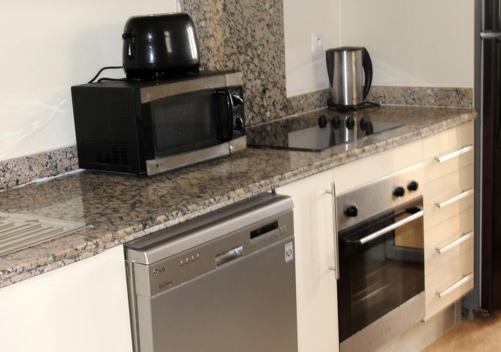 Kjøleskap, mikrobølgeovn, ovn og kokeplater