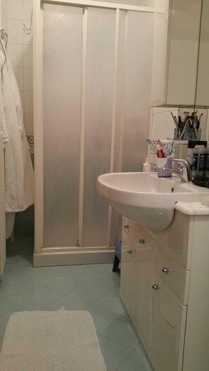 Double or Twin Room | Bathroom | Shower, free toiletries, hair dryer, bidet