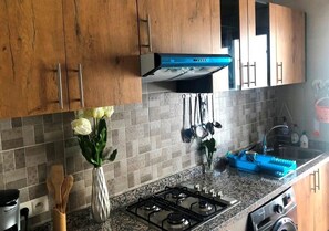 Frigorifero, forno, piano cottura, pentole/stoviglie/utensili