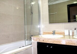 Bathtub, bidet - The Greens Residence 2944 (SAIDIA)