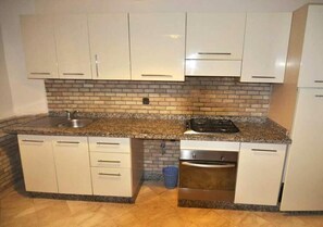 Refrigerador, horno, parrilla de estufa y utensilios de cocina 