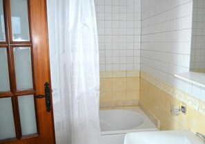 Bathtub, bidet