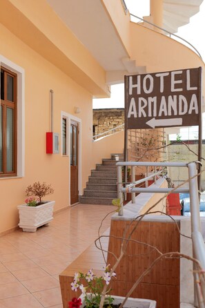 Front of property - Apartments and Rooms Armanda (Sarandë)