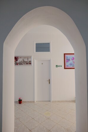 32-inch TV with cable channels - Apartments and Rooms Armanda (Sarandë)