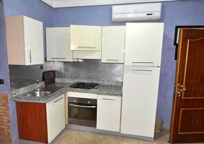 Kühlschrank, Ofen, Herdplatte, Kochgeschirr/Geschirr/Besteck