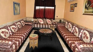 A room with a sofa set, a coffee table, and a chandelier. - Residence Barrone Marrakech 3384 (Marrakech)