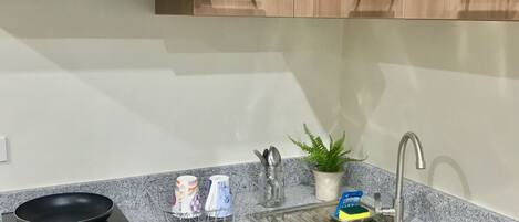 Microwave, cookware/dishes/utensils