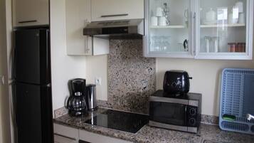 Een koelkast, een magnetron, een oven, een kookplaat